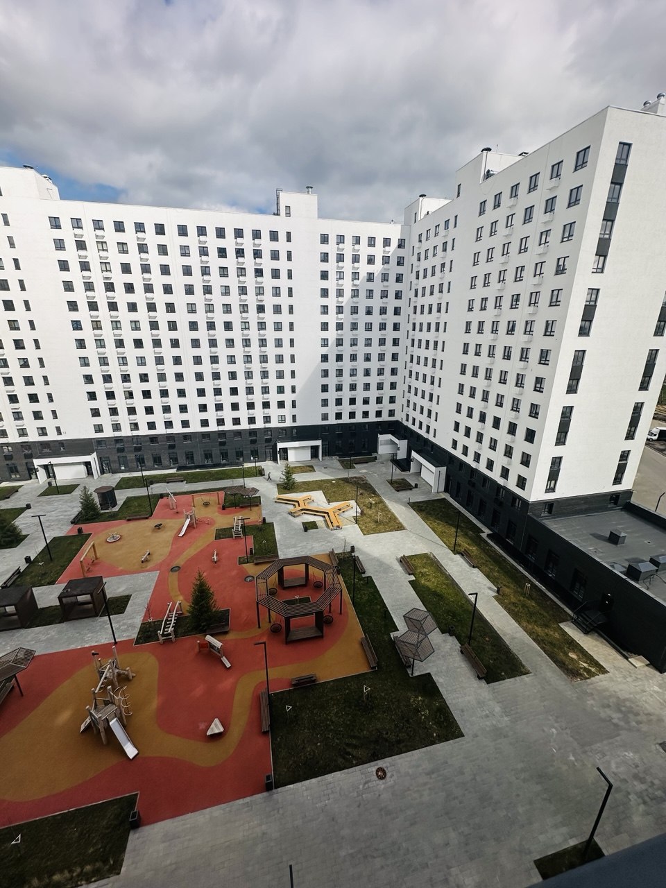 Двор жилого комплекса с детской площадкой